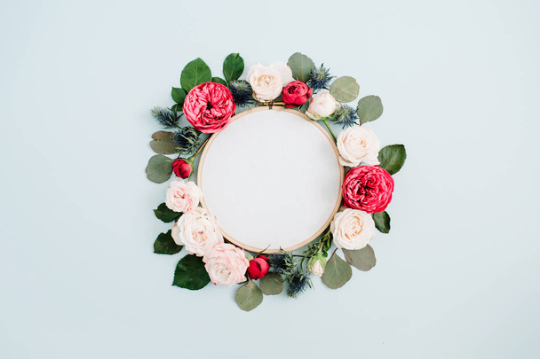 Embroidery frame with beige rose flower buds - Foto, afbeelding