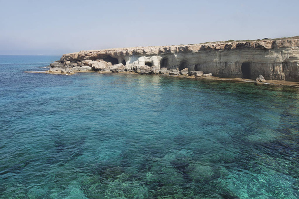 Cavernas do mar de capa greco Cavo. Chipre paisagem
 - Foto, Imagem