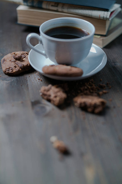 coffee Cup and cookies are next to the stack of books - Foto, immagini