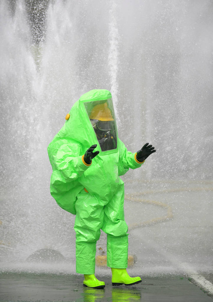 Człowiek z zielony kombinezon ochronny przed promieniowaniem i chemiczne  - Zdjęcie, obraz