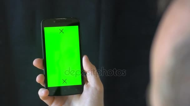 Detailní záběr mužských rukou dotýkajících se chytrého telefonu. Zelená obrazovka Chroma Key. Zavřít. Sleduji pohyb. Svisle. kalhoty. - Přejeďte levou pravou animaci černou 6 - Záběry, video