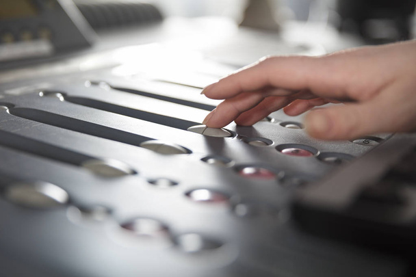 Radiomoderator benutzt Musikmischpult im Studio - Foto, Bild