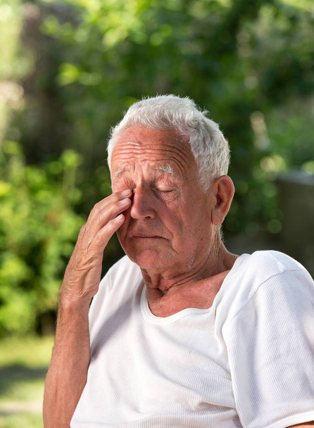 Öreg ember sírva a park - Fotó, kép
