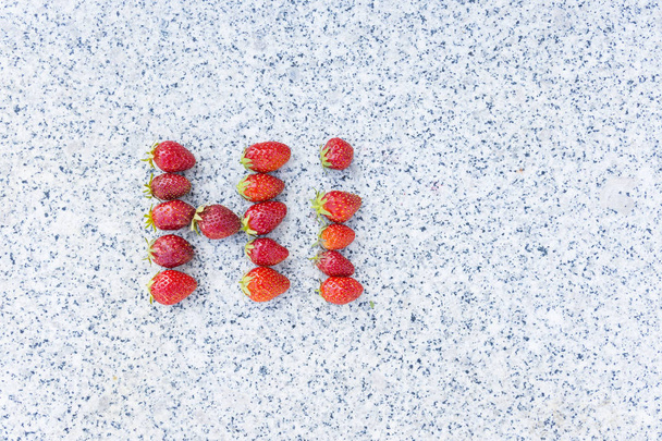 Wort hallo mit Erdbeeren gemacht - Foto, Bild