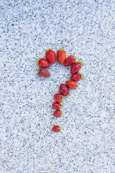 Punto de interrogación hecho con fresas
 - Foto, imagen