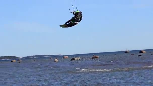 De fijne betrokkenheid de kite surfer's boven de zee - Video