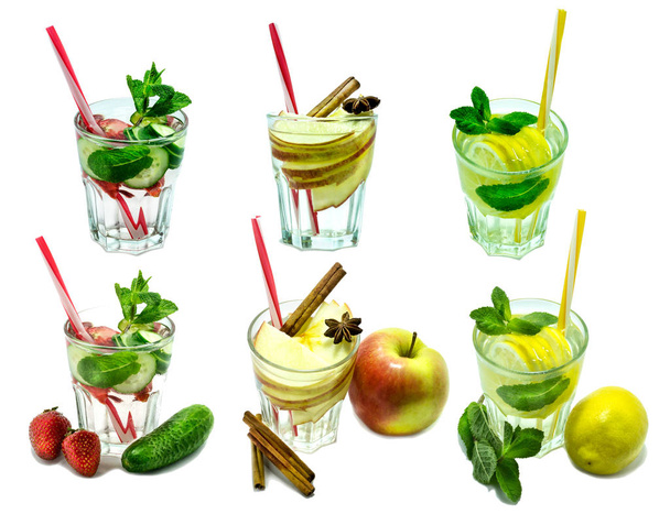 Cóctel de agua desintoxicante Limón, menta, manzana, fresa, pepino, canela aislada sobre fondo blanco
. - Foto, Imagen