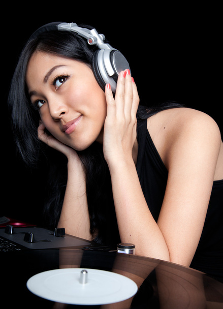 DJ femenino escuchando música
 - Foto, imagen