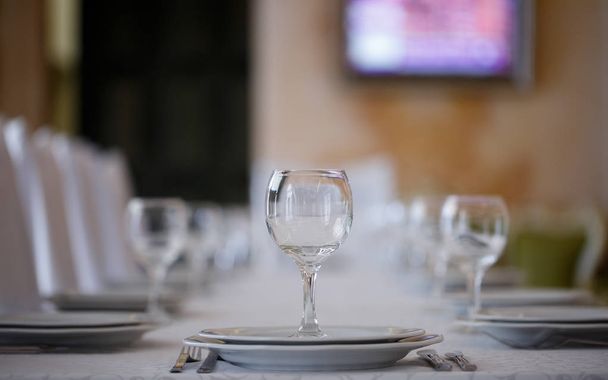 čisté talíře a skleničky na sváteční stůl - Fotografie, Obrázek