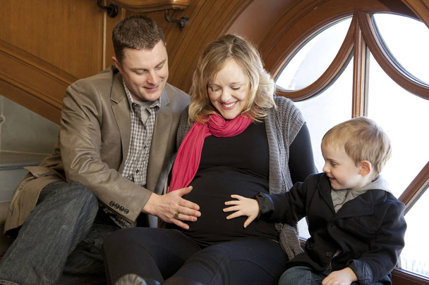 беременная женщина с мужем и сыном
 - Фото, изображение