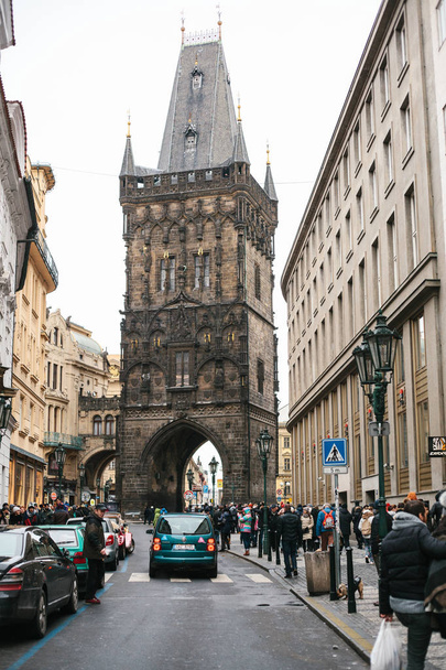 Prague, Czech Republic December 24, 2016: ACars and a lot of people in the central part of Prague on the eve of Christmas. Christmas holidays in Europe. - Foto, Imagen