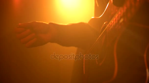 Man playing guitar close-up - Materiał filmowy, wideo