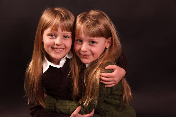jumelles sœurs câlins
 - Photo, image