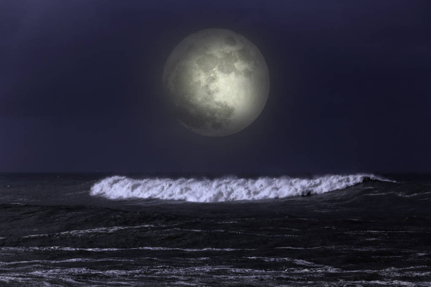Ola de mar en una noche oscura de luna llena
 - Foto, imagen