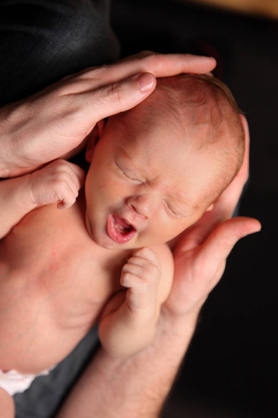 Bebé recién nacido bosteza
  - Foto, imagen