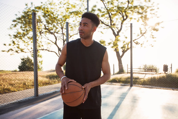 Mann mit Ball auf Basketballfeld - Foto, Bild