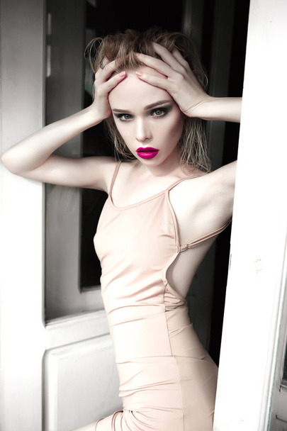 Портрет красивой девушки модели с розовыми губами и голубыми глазами с кожаным ремнем на шее, свежая чистая выделенная кожа. Мода повторилась крупным планом. Грустное депрессивное настроение
 - Фото, изображение