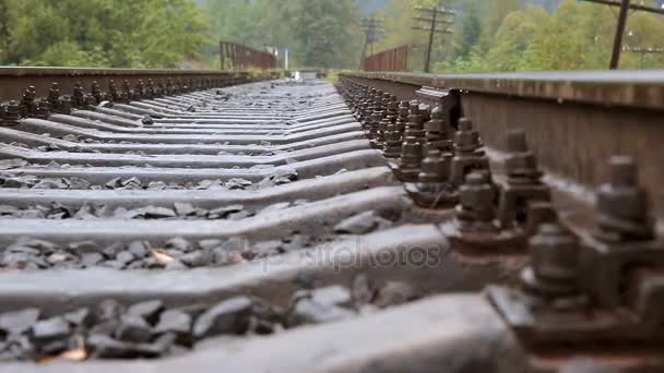 Puente de ferrocarril y acero después de la lluvia
 - Metraje, vídeo
