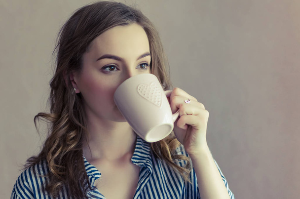 Genç kız sabah kahve veya çay içme - Fotoğraf, Görsel