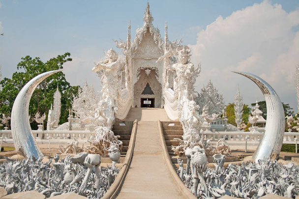 CHIANG RAI, THAILAND - FEBRUARY 2: White Temple in Chiang Rai (Wat Rong Khun) on February 2, 2012 in Chiang Rai. - Foto, afbeelding