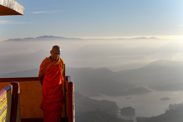 Budist dağda ayakta - Fotoğraf, Görsel