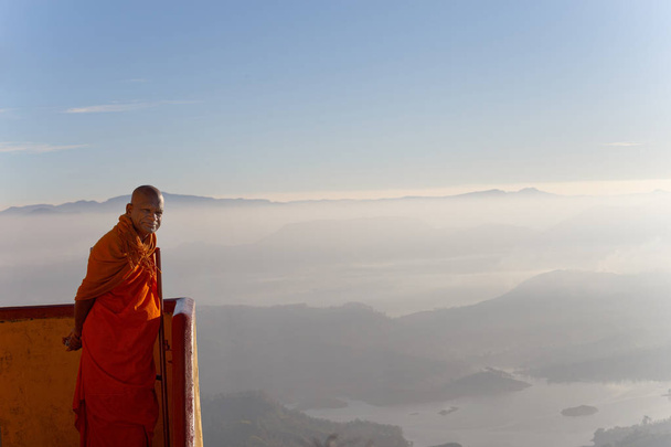Bouddhiste debout sur la montagne
 - Photo, image