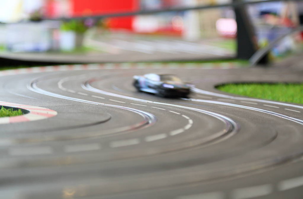 іграшка дистанційного керування гоночний автомобіль
 - Фото, зображення