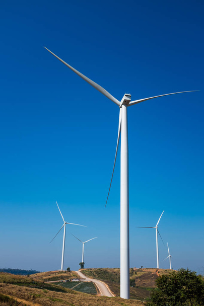 Ekoenergia, sähköä tuottavat tuulivoimalat, uusiutuva energialähde
. - Valokuva, kuva