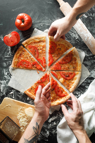 Herkullinen pizza tomaatti tummalla pohjalla
 - Valokuva, kuva