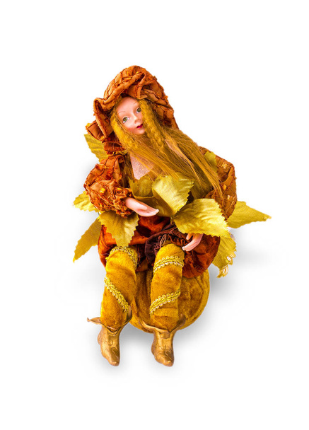 boneca com folhas de outono sentado em uma bola
. - Foto, Imagem
