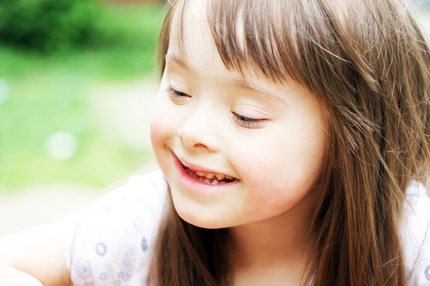 Retrato de bela menina sorrindo no parque
 - Foto, Imagem