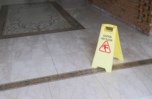 varoitus märkä lattia merkki lattialla
  - Valokuva, kuva