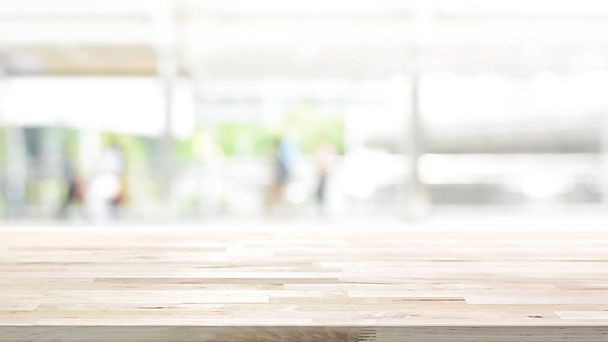 Holz Tischplatte auf weißem unscharfen abstrakten Hintergrund  - Foto, Bild