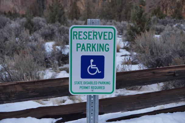 parkeerbord voor gehandicapten - Foto, afbeelding