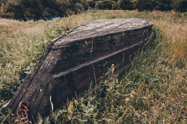 Παλιά κατέστρεψε ξύλινη βάρκα στο έδαφος - Φωτογραφία, εικόνα