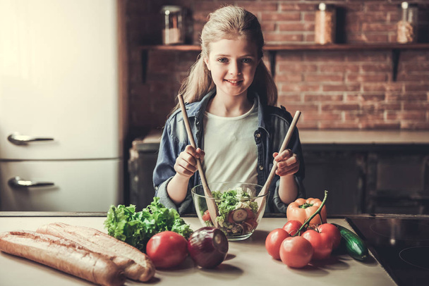 Teenage girl in kitchen - Fotoğraf, Görsel