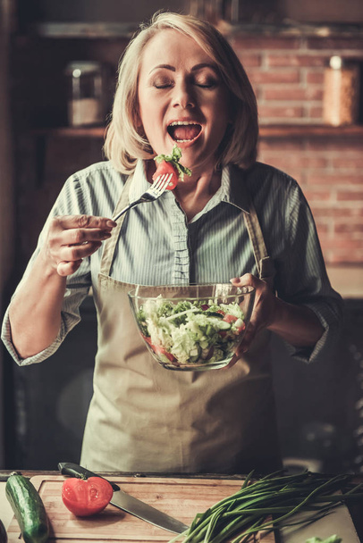 Mature woman in kitchen - Photo, Image