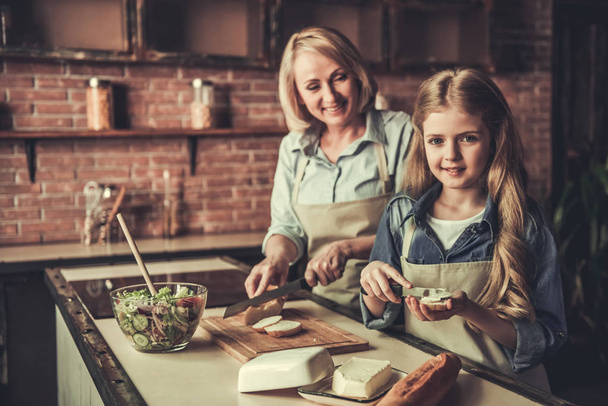 Grandma and granddaughter in kitchen - Foto, immagini