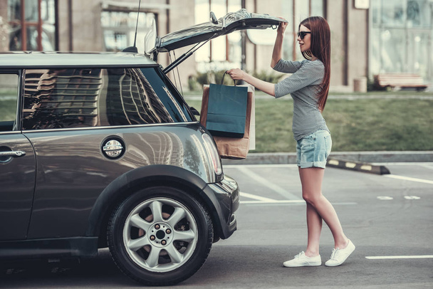 Girl and her car - Foto, Bild