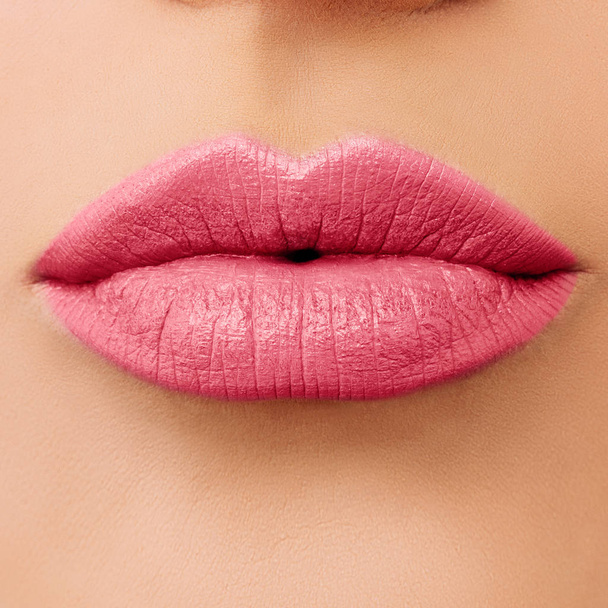Μακροεντολή φωτογραφία του Rose γυναικεία χείλη. Ροζ χείλη με κραγιόν μακιγιάζ  - Φωτογραφία, εικόνα