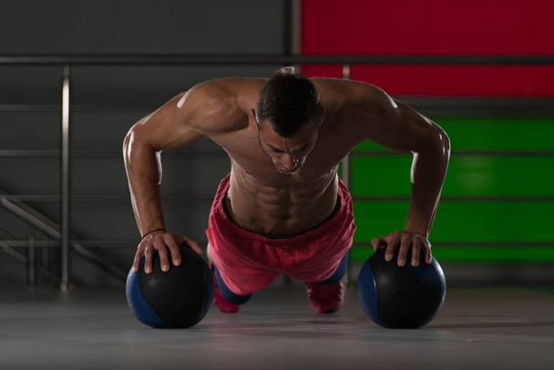 Push Ups With Medicine Ball - Foto, afbeelding