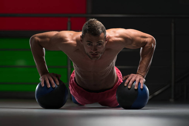 Personal Trainer Doing Push-ups With Ball - Foto, afbeelding