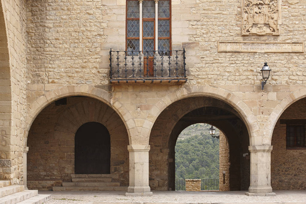 Malownicze ukamienowany Skwer w Hiszpanii. Cantavieja, Teruel.  - Zdjęcie, obraz