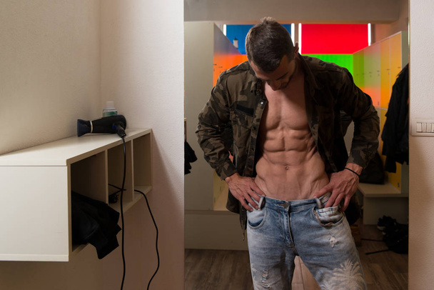 Fit Man In Locker Room Changes Clothings - Foto, afbeelding
