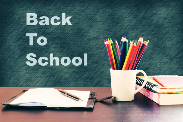Концепция возврата к школе с книгами и цветным карандашом на деревянной вкладке
 - Фото, изображение