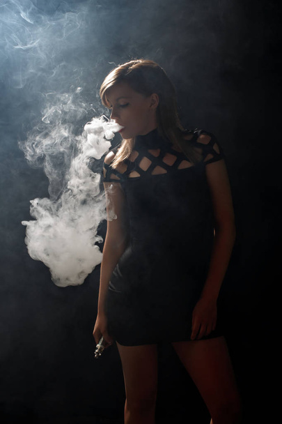 Beautiful girl vaping from e-cigarett - Foto, Imagen