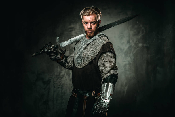Середньовічний лицар з мечем і обладунками
 - Фото, зображення