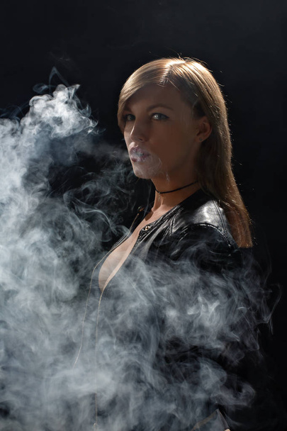 Beautiful girl vaping from e-cigarett - Foto, immagini