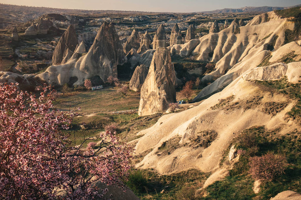 Colorato paesaggio montano della Cappadocia all'alba, Turchia
 - Foto, immagini