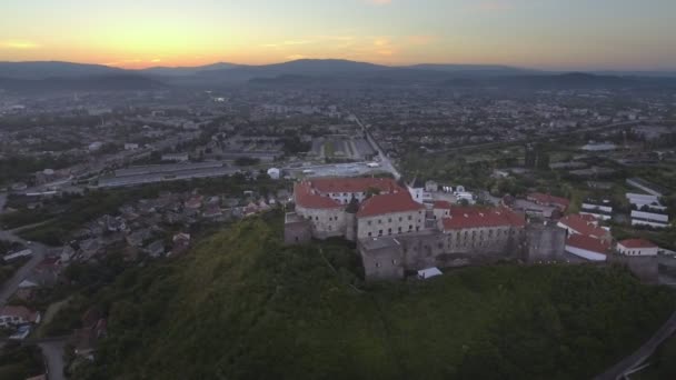Vista aérea do castelo de Mukachevo Fortaleza medieval de Palanok no oeste da Ucrânia
 - Filmagem, Vídeo